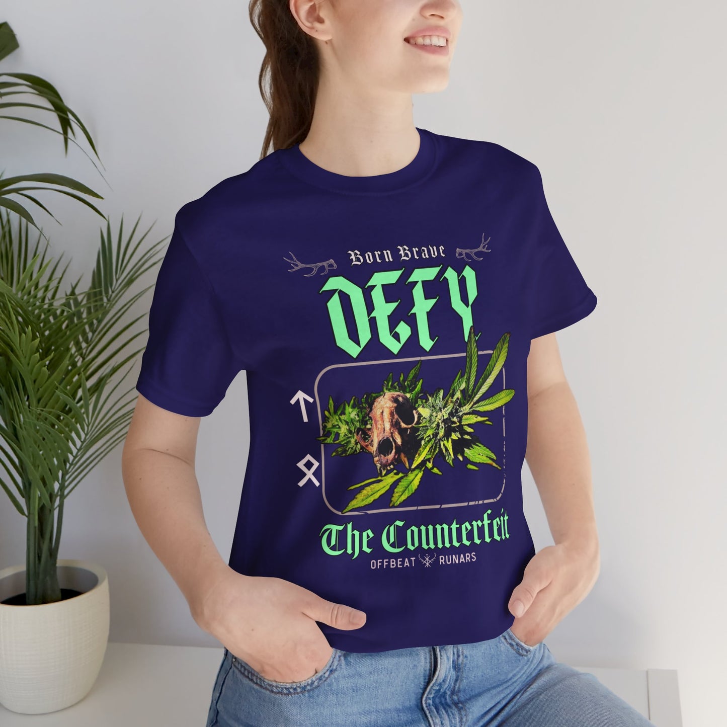 Défiez le crâne de chat contrefait ᚾ THE OFFBEAT RUNARS CO. Unisex Jersey Short Sleeve Tee