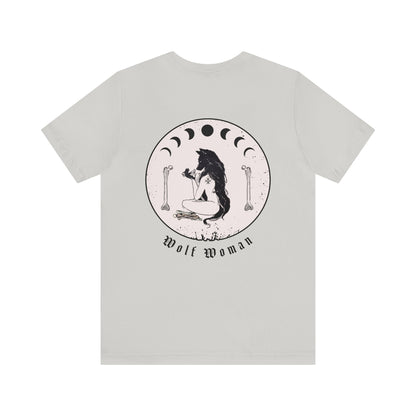 Wolf Woman Back Pale Shades ᚾ Bruja salvaje poco convencional ᚾ THE OFFBEAT RUNARS CO. ᚾ Camiseta de manga corta Unisex Jersey