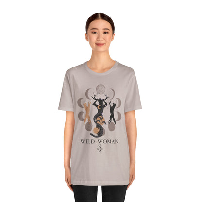 Mujer Salvaje ᚾ THE OFFBEAT RUNARS CO. Camiseta de manga corta unisex Jersey