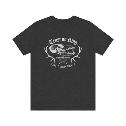 Salvaje y valiente con calavera ᚾ THE OFFBEAT RUNARS CO. Camiseta de manga corta Unisex Jersey