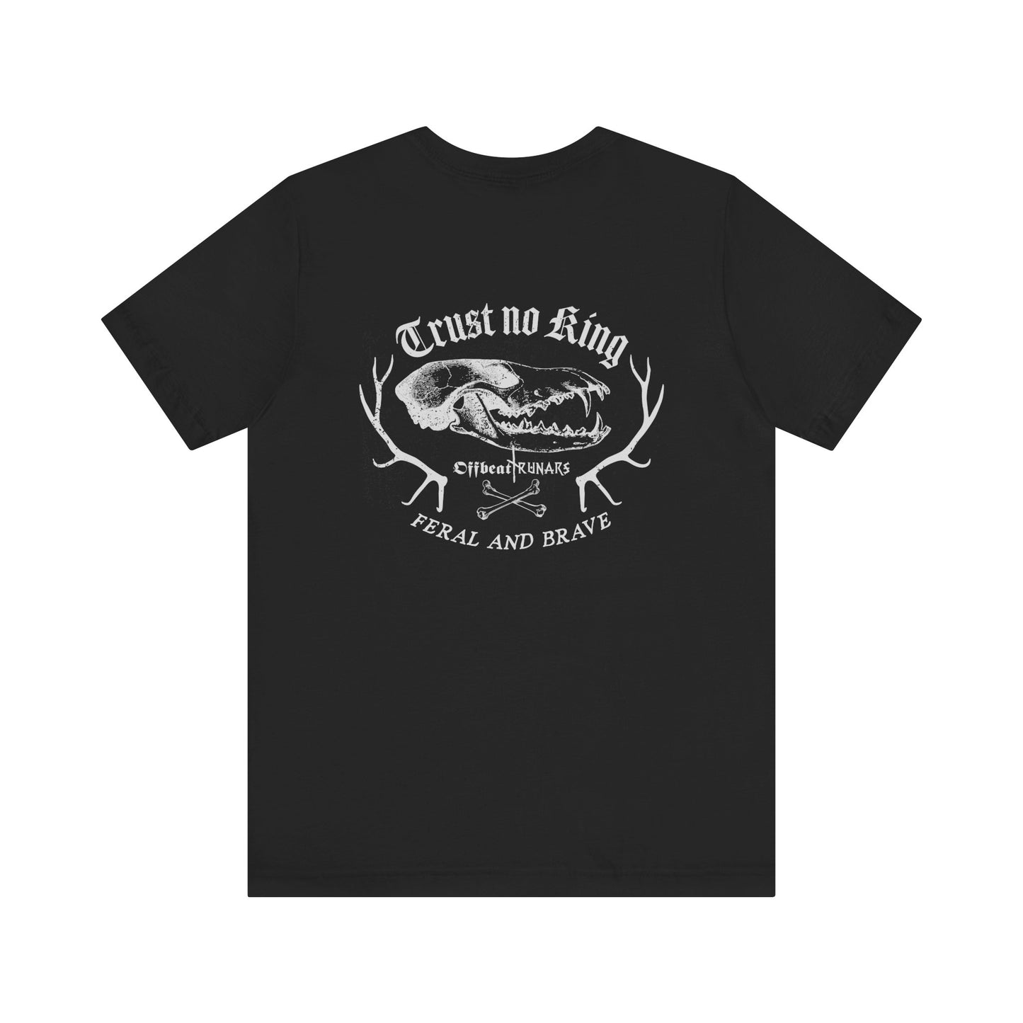 Salvaje y valiente con calavera ᚾ THE OFFBEAT RUNARS CO. Camiseta de manga corta Unisex Jersey