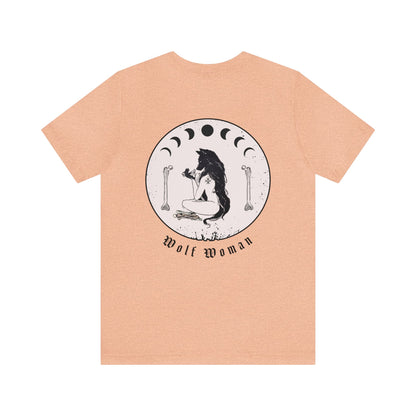 Wolf Woman Back Pale Shades ᚾ Bruja salvaje poco convencional ᚾ THE OFFBEAT RUNARS CO. ᚾ Camiseta de manga corta Unisex Jersey