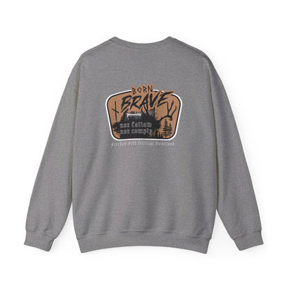 Born Brave Original ᚾ THE OFFBEAT RUNARS CO. Sweat-shirt unisexe à col rond Heavy Blend™