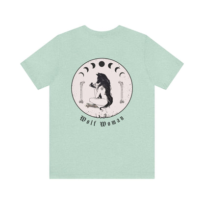 Wolf Woman Back Pale Shades ᚾ Bruja salvaje poco convencional ᚾ THE OFFBEAT RUNARS CO. ᚾ Camiseta de manga corta Unisex Jersey