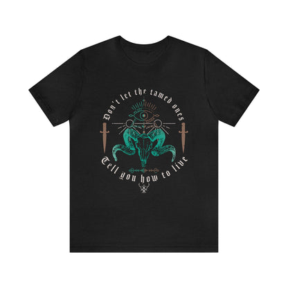 Ne laissez pas les apprivoisés vous dire comment vivre Green ᚾ THE OFFBEAT RUNARS Unisex Jersey Short Sleeve Tee