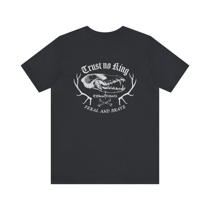 Salvaje y valiente con calavera ᚾ THE OFFBEAT RUNARS CO. Camiseta de manga corta Unisex Jersey