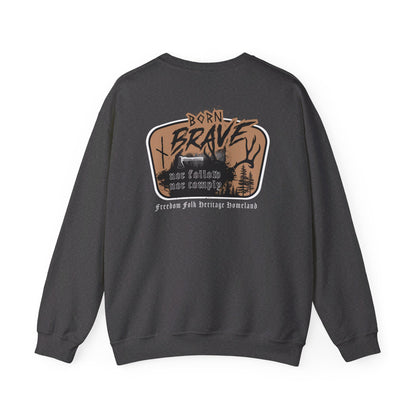 Born Brave Original ᚾ THE OFFBEAT RUNARS CO. Sweat-shirt unisexe à col rond Heavy Blend™