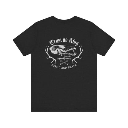 Salvaje y valiente con calavera ᚾ THE OFFBEAT RUNARS CO. Camiseta de manga corta Unisex Jersey