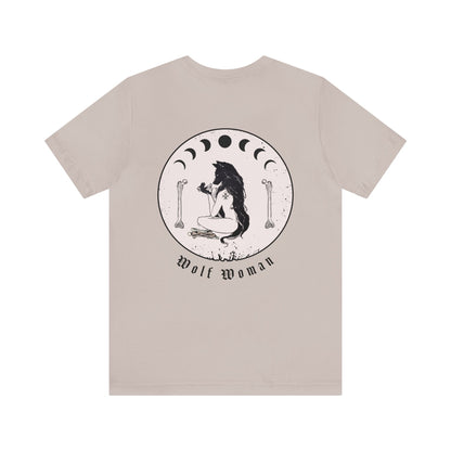 Wolf Woman Back Pale Shades ᚾ Bruja salvaje poco convencional ᚾ THE OFFBEAT RUNARS CO. ᚾ Camiseta de manga corta Unisex Jersey