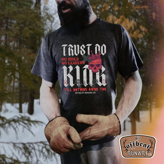 Trust No King w cráneo ᚾ THE OFFBEAT RUNARS CO. Camiseta de manga corta unisex Jersey